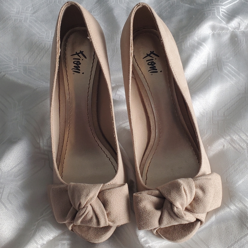 Fioni nude suede pumps with bow.